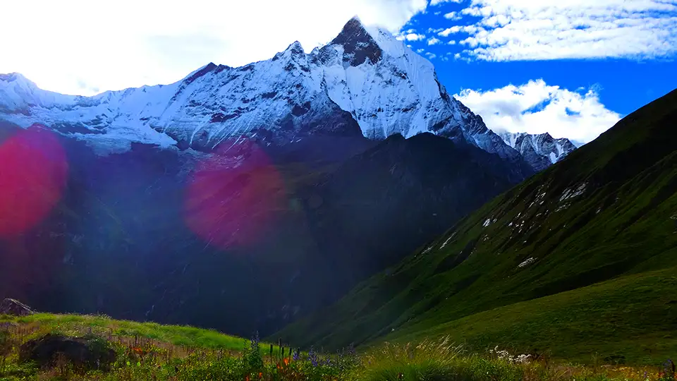 Generate an image of Best Hiking Trails in Nepal for Beginners